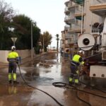 Reparan un hundimiento del firme junto a un colector de saneamiento en la Plaza Bohemia tras las lluvias