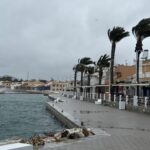Comienzan los trabajos de reparación del asfalto en la entrada de La Manga tras la denuncia vecinal