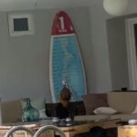 Cuando la tabla del Km 1 de La Manga desapareció… y apareció en un jardín de Madrid