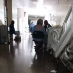 Colapso en Urgencias de Cartagena: pacientes hacinados en pasillos y crece la presión política