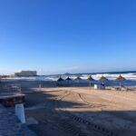 El sinsentido en las playas de La Manga: 50 metros entre hamacas y chiringuitos