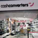 Alunizaje en Cartagena: encapuchados arrasan un Cash Converters y roban tecnología por más de 30.000 €