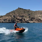 Más de 30.000 vehículos al día colapsan cada verano el único acceso a La Manga