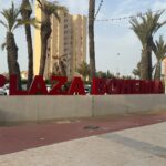 Zarandean coches y un autobús y se suben a un camión de Bomberos durante las celebraciones del domingo en La Manga