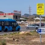 El acceso a Mar de Cristal se llena de socavones y complica la circulación en plena temporada de verano