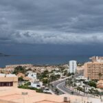 Capitanía Marítima retira y precinta el velero encallado en La Manga